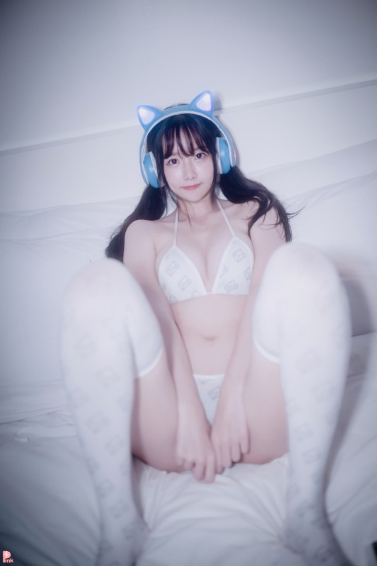 Ahrin Vol.5 [LOVE ME IN THE BED] preview 3