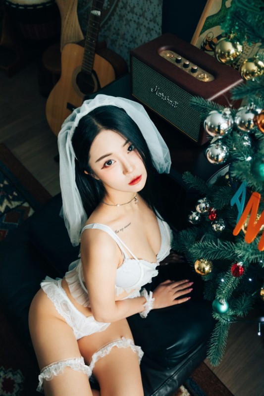 Bomi – [Holiday + Your Own Fantasy] preview 8